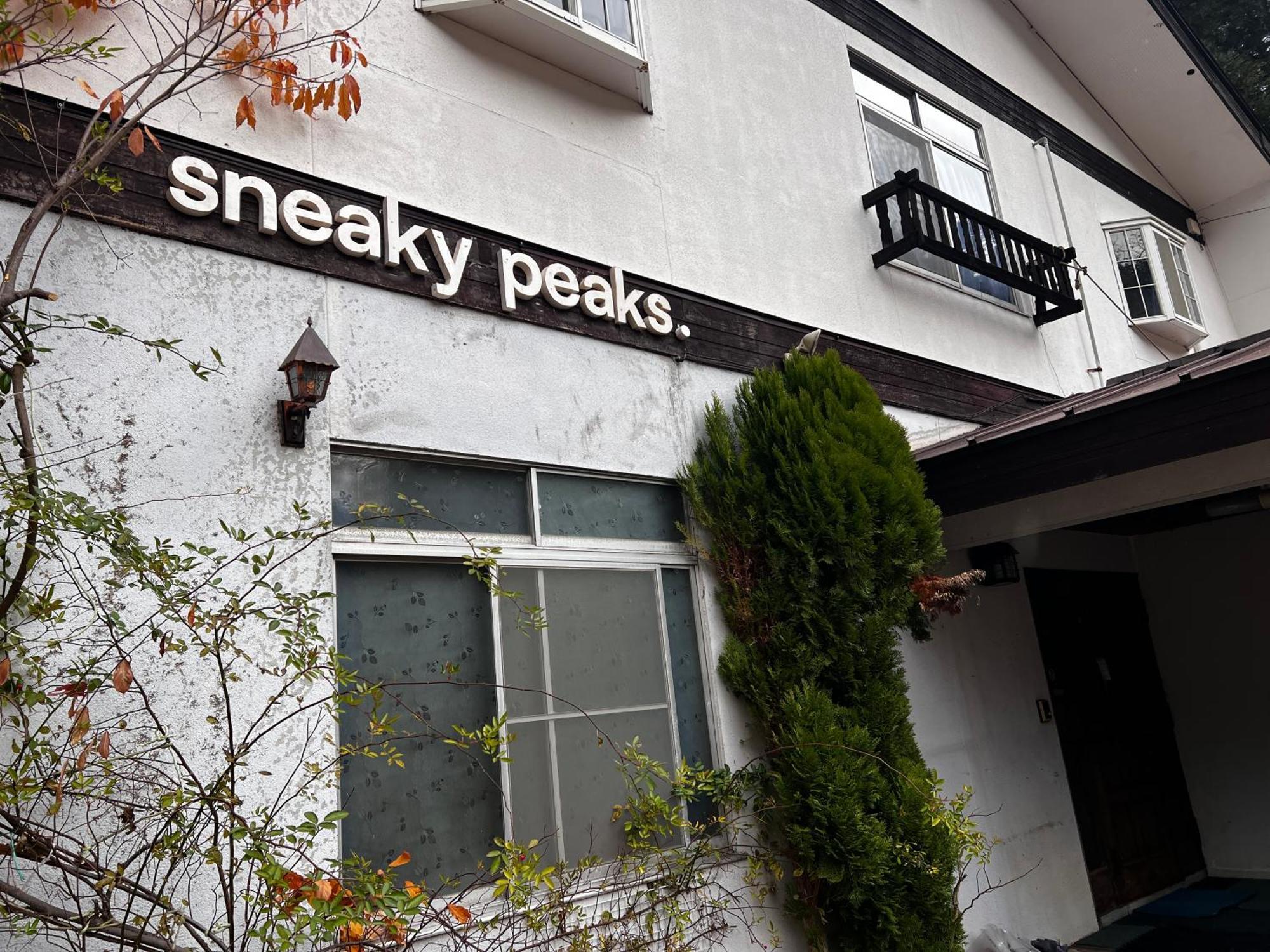 Sneaky Peaks Hotel Хакуба Екстериор снимка