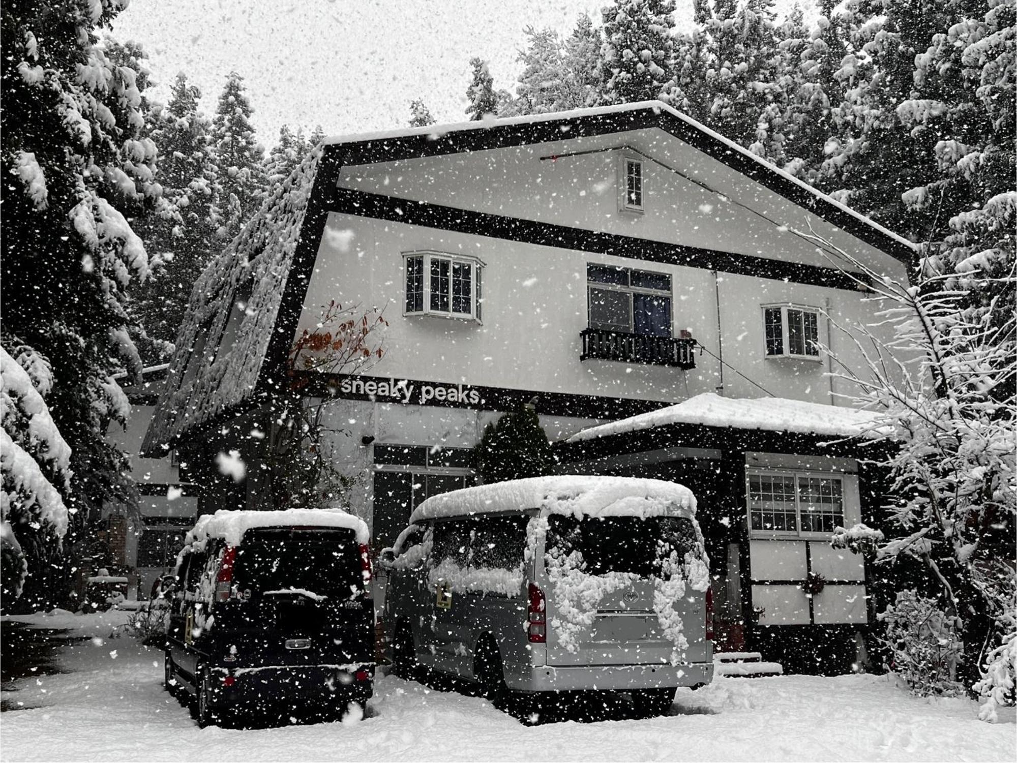 Sneaky Peaks Hotel Хакуба Екстериор снимка